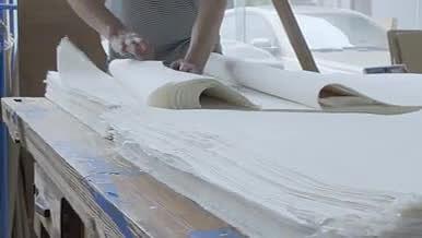 中国风传统手工生产宣纸实拍视频的预览图